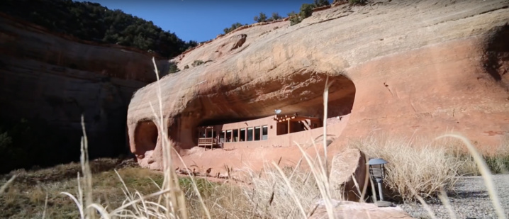 Un couple construit une maison incroyable au coeur d’un canyon