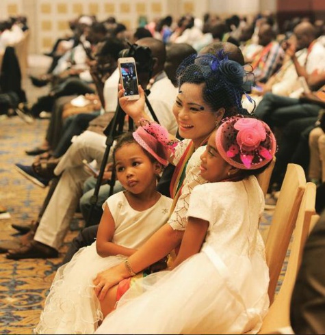 Appréciez cette belle maman avec ses filles, lors de la visite du Président Macky Sall en Chine
