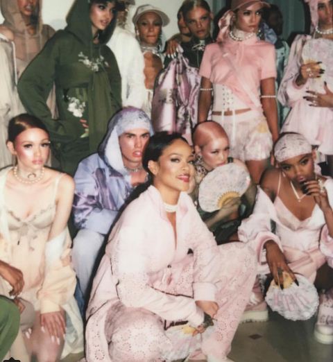 Rihanna éblouit la la Fashion Week de Paris par sa beauté 
