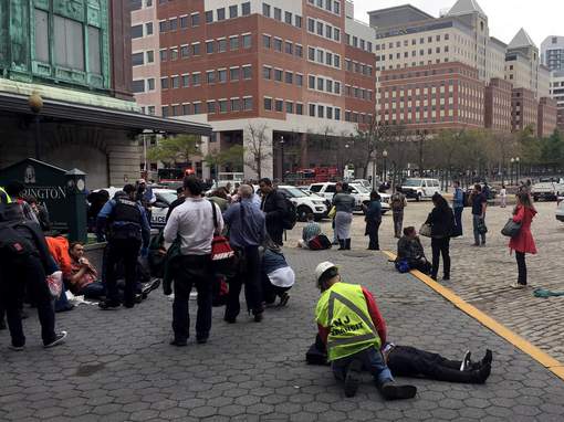 Un train déraille et s'engouffre dans une gare près de New York
