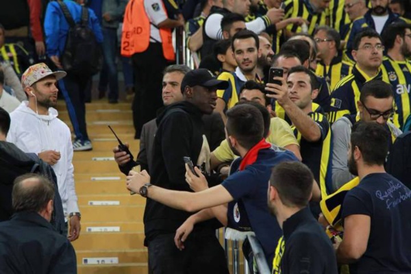 Photos - Guéri, Demba Bâ réapparaît au stade pour regarder le match de son ami Moussa Sow à Fenerbahçe