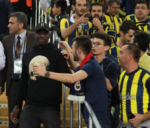 Photos - Guéri, Demba Bâ réapparaît au stade pour regarder le match de son ami Moussa Sow à Fenerbahçe