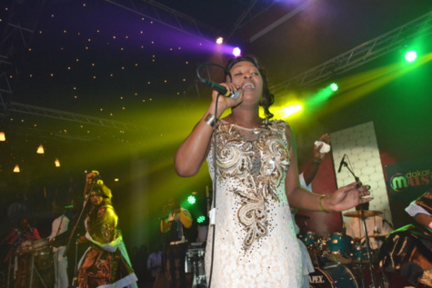 Titi la lionne de la musique Sénégalaise réussit son pari au Dock Haussman de Paris avec Africa Rythme. Regardez