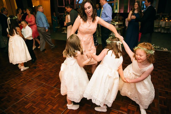 Une éducatrice spécialisée invite toute sa classe à son mariage... Et internet tout entier est tombé amoureux d'elle !