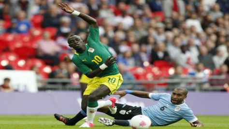 Sadio Mané fait mordre la poussière à un joueur uruguayen.
