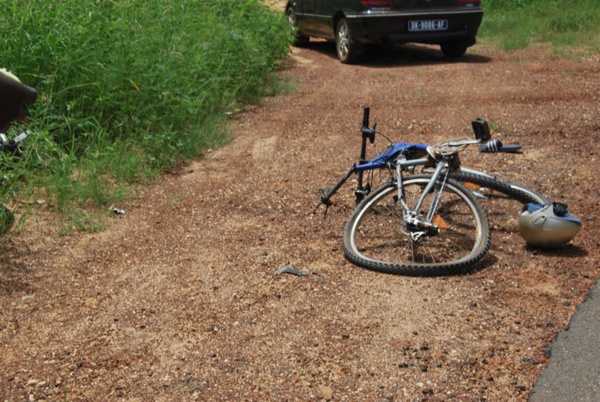 Photos - Collision entre un véhicule, une moto et un vélo à Nguékhokh