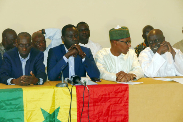 Le Front pour la Défense du Sénégal / Mànkoo Wattu Senegaal est une plateforme qui est composée de partis politiques, de groupe de partis politiques, de mouvements citoyens, de syndicats et personnalités indépendantes.