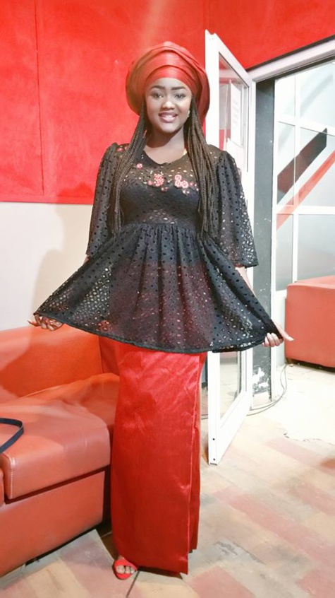 Photos - Fama Thioune, une beauté éternelle en taille basse rouge noir !