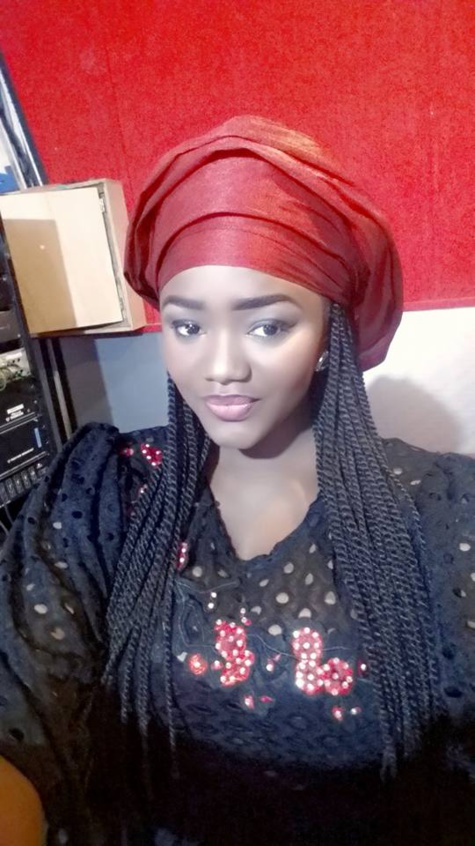 Photos - Fama Thioune, une beauté éternelle en taille basse rouge noir !