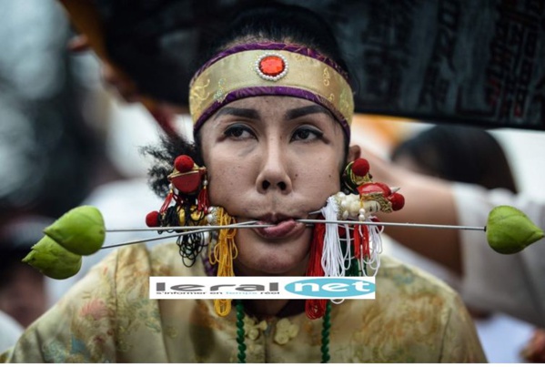 Vidéo:  : découvrez les extrêmes piercings jamais vus au festival végétarien de Pukhet