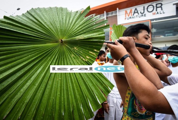 Vidéo:  : découvrez les extrêmes piercings jamais vus au festival végétarien de Pukhet