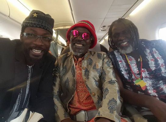 Fadel Barro poste sur sa page twitter : ‘Avec les deux aînés Alpha et Tiken de retour de Ouagadougou après pour le Mémorial de Sankara’