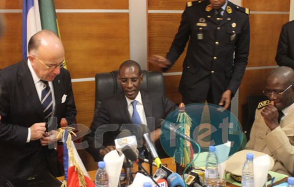 Le ministre de l’Intérieur et de la sécurité publique, Abdoulaye Daouda Diallo a reçu a reçu son homologue français Bernard Cazeneuve dans le cadre de la coopération bilatérale entre le Sénégal et la France.