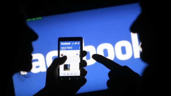 Sans le savoir, un père et sa fille s’échangent des photos nues sur Facebook