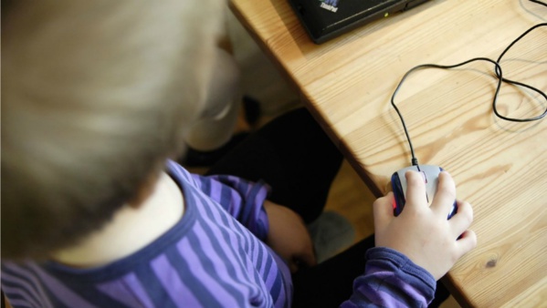 Un enfant apprend à utiliser une souris. - Miika Silfverberg via Flickr Creative Commons