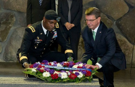 Le général Ron Lewis (G) et le secrétaire d'Etat à la Défense Aston Carter au mémorial Yad Vashem à Jérusalem, le 21 juillet 2015.