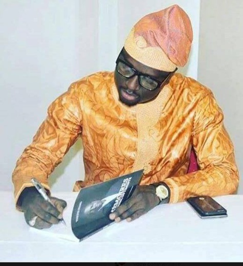 Thione Niang en tenue traditionnelle