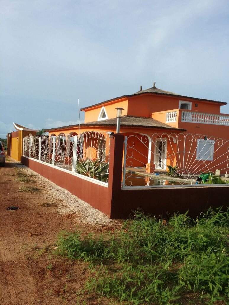 Mbour immoblier SARL vous propose cette trés belle maison à Pointe Sarène