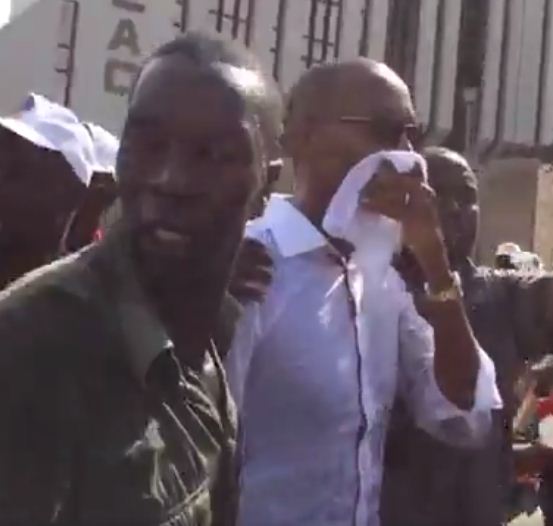 Abdoul Mbaye en compagnie de ses gardes du corps Abdoul Mbaye en compagnie de ses gardes du corps