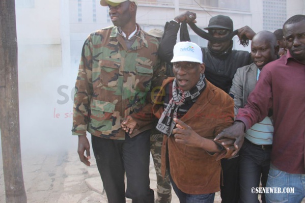 Le Président de la commission communication du Front Manko Wattu Senegaal Mamadou Diop Decroix a exigé la libération des personnes toujours en garde de vue au commissariat de la Medina.