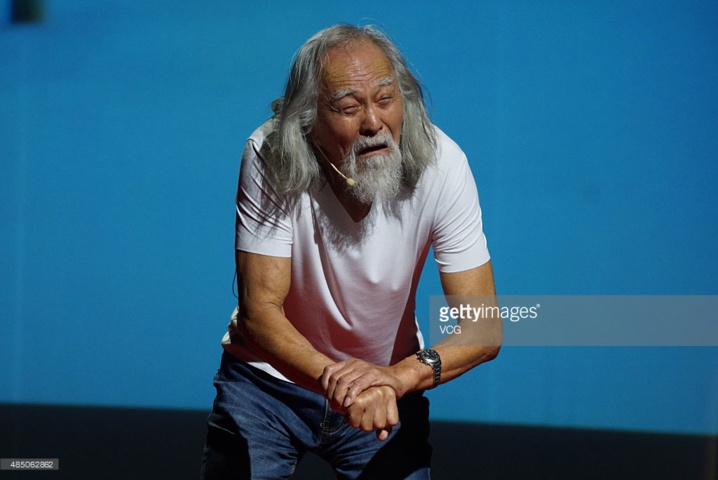 À 80 ans, Deshun Wang continue les défilés de mode