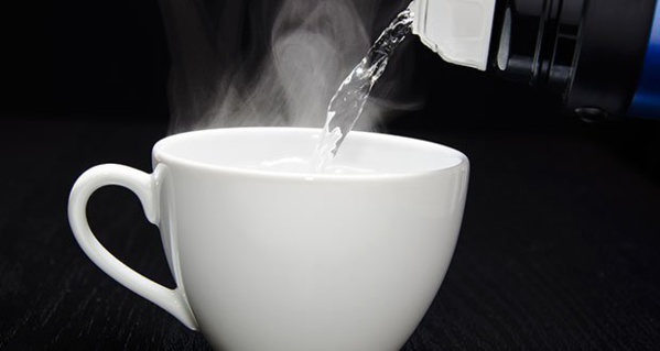 LES AVANTAGES DE L'EAU CHAUDE
