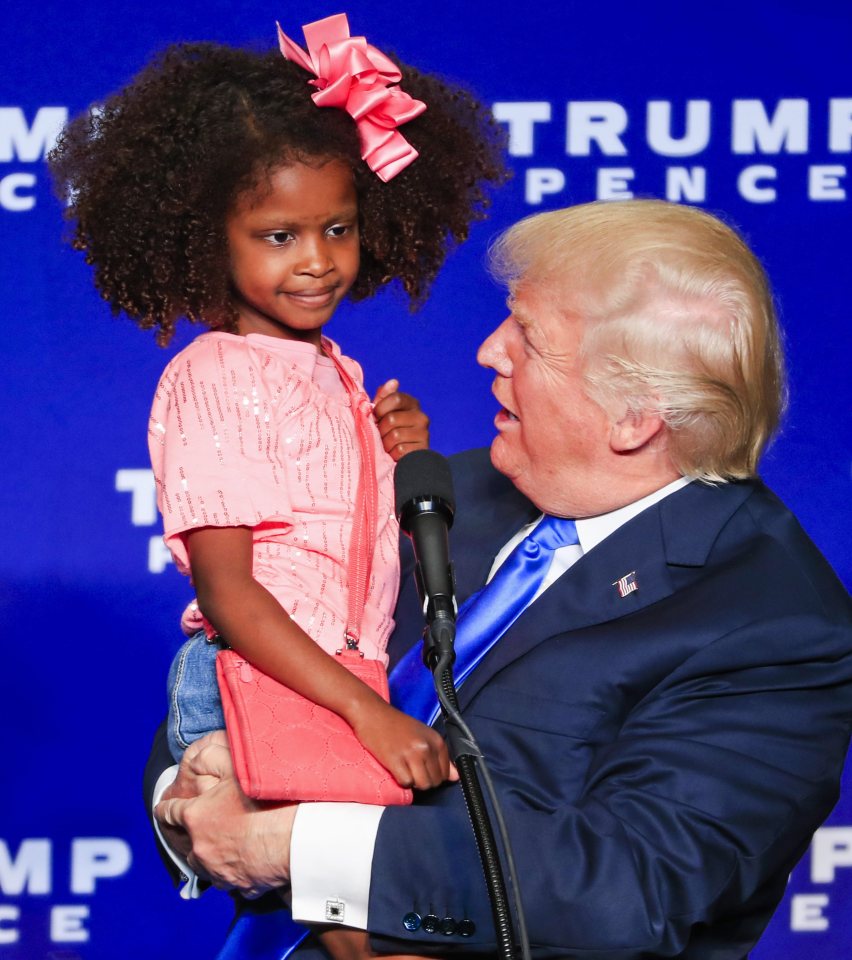 Arrêt sur image : Donald Trump fait un bisou à une petite fille noire 