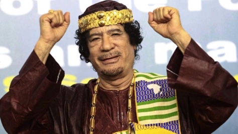 Mouammar Kadhafi en 2010 à Tripoli lors de l'ouverture du forum des rois, sultans, émirs, cheikhs et leaders traditionnels africains. © Reuters