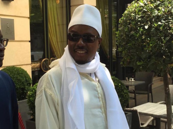 Vidéo: Il aime Serigne Bass Abdou Khadre jusqu’à l’imiter incroyablement. Regardez !