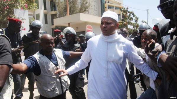 "Une fois libre, Karim Wade avait le plein droit et toute la latitude de choisir sa destination, l’heure et les moyens de s’y rendre", précise le ministère de la Justice. "Une fois libre, Karim Wade avait le plein droit et toute la latitude de choisir sa destination, l’heure et les moyens de s’y rendre", précise le ministère de la Justice.