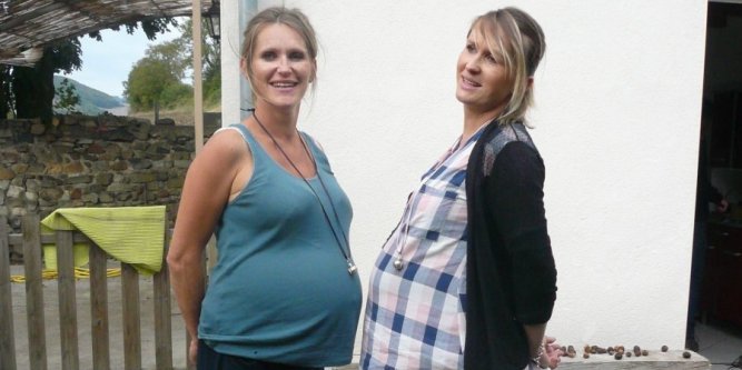 Anaïs et Laëtitia, deux soeurs jumelles qui accouchent le même jour.