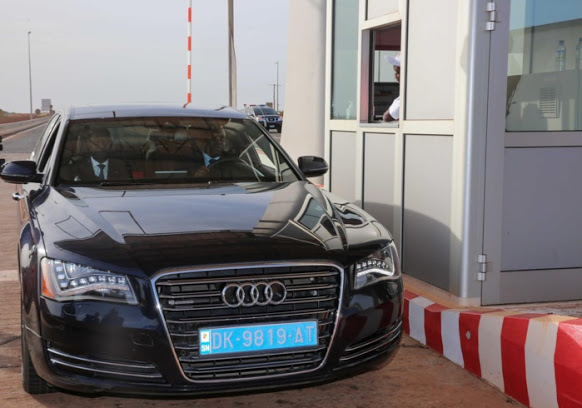 Au volant d’une belle AUDI, Macky Sall teste l’autoroute à péage avec son Premier ministre à bord.