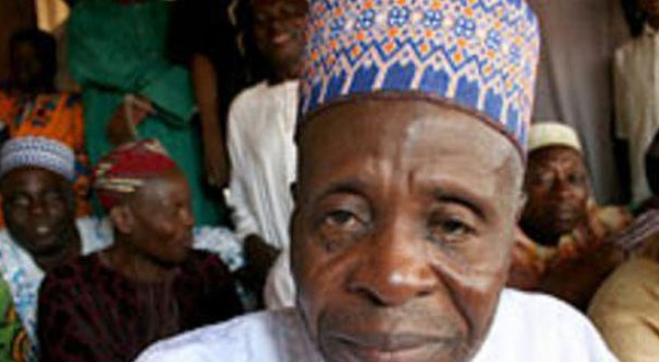Le plus célèbre polygame du Nigeria,  Bello Abubakar, marié avec 97 femmes, dit qu’il encore « bien vivant » pour couper court à la rumeur de sa mort