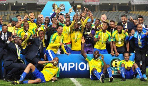 les joueurs de mamelodi sundowns brandissant le trophée de la ligue des champions d'Afrique
