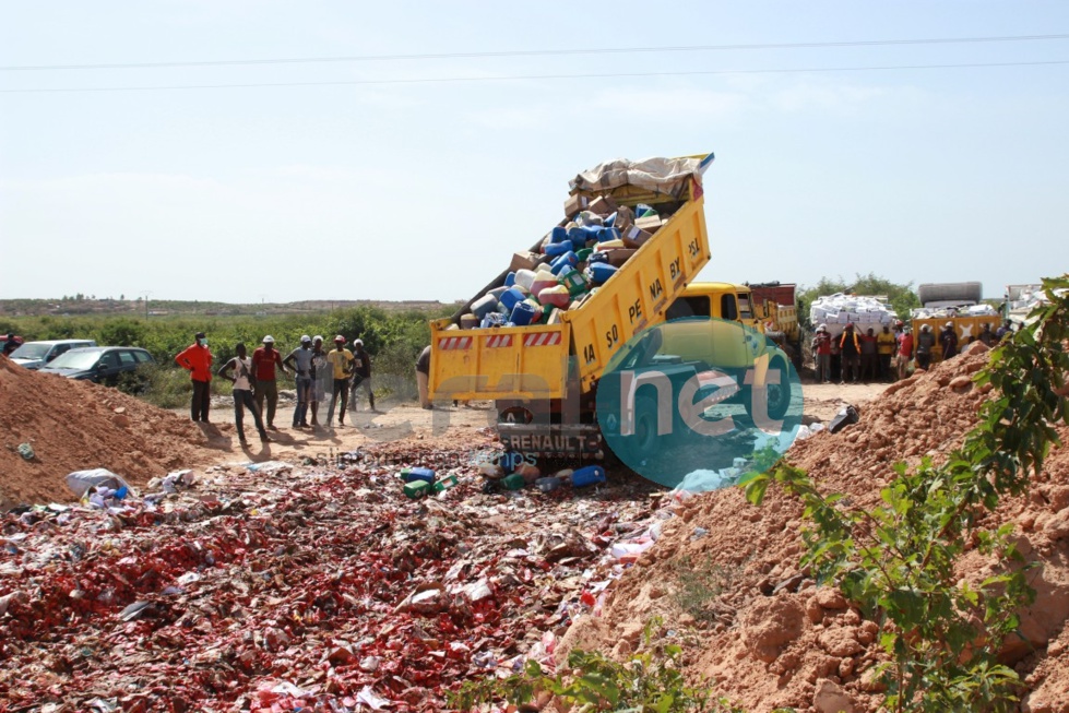 Destruction de produits périmés par le ministre du Commerce Alioune Sarr (images)