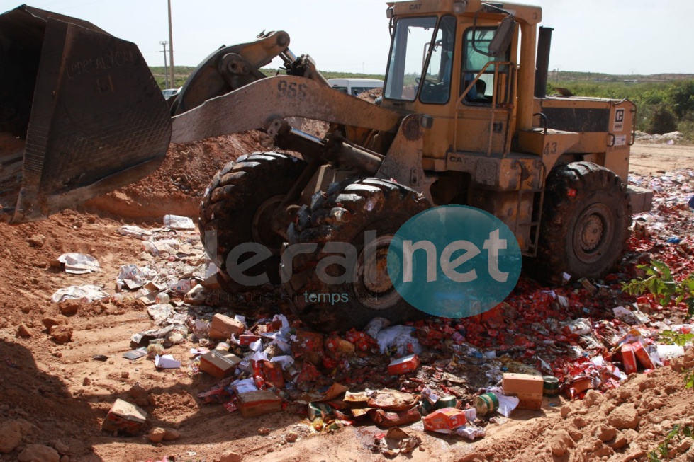 Destruction de produits périmés par le ministre du Commerce Alioune Sarr (images)