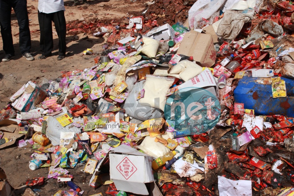 Destruction de produits périmés (images)