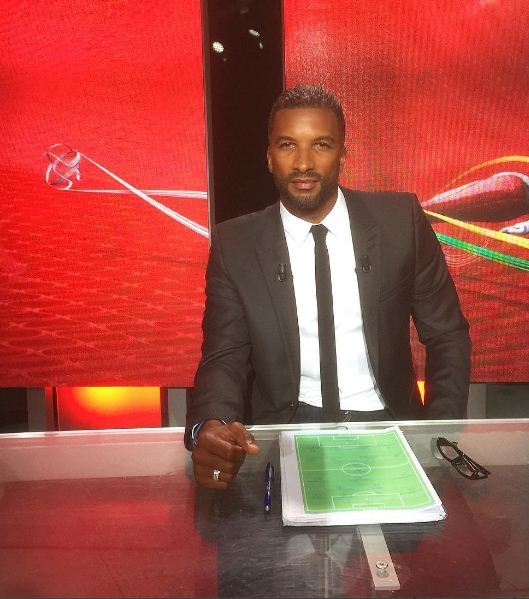 Habib Beye au travail comme consultant de foot