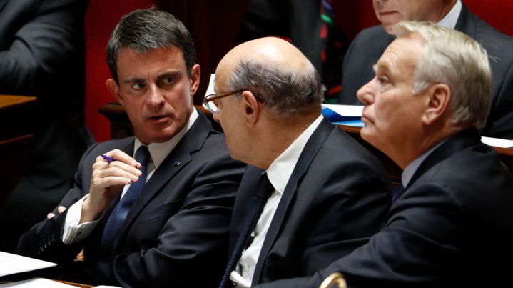 "Laissez tomber votre téléphone": Valls recadre sèchement Le Guen