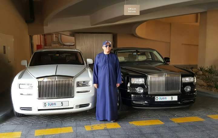 Balwinder Sahani, un homme d'affaires indien d'origine koweïtienne résidant aux Émirats arabes unis, a payé en octobre 33 millions de dirhams (8,1 millions d'euros) pour une plaque d'immatriculation de Dubaï, "D5", pour une de ses Rolls-Royce.