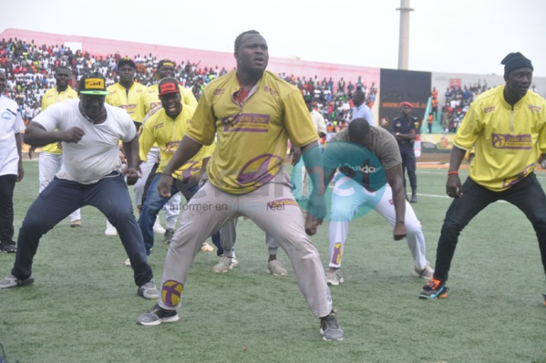 Modou Lo fait son baak