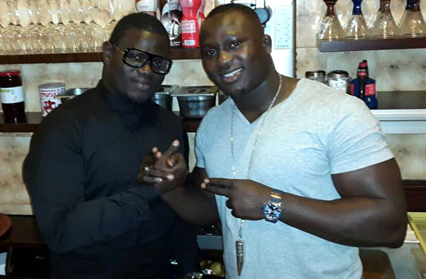 Modou Lo et un fan Modou Lo et un fan