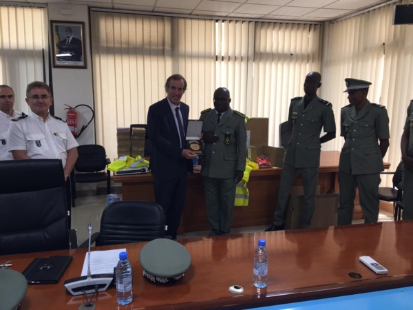 Son excellence l'Ambassadeur  de la France Christophe Bigot remet du matériel à la douane sénégalaise