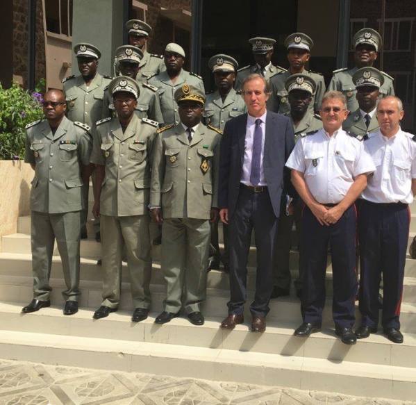 Son excellence l'Ambassadeur  de la France Christophe Bigot remet du matériel à la douane sénégalaise