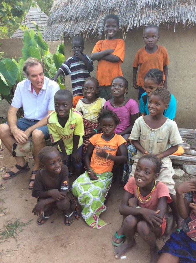 l'Ambassadeur en compagnie des enfants et habitants du village de Bédik d'Andiel!