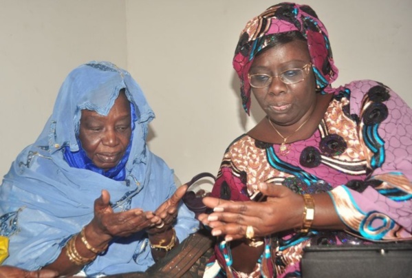 Sokhna Dieng Mbacké, la femme de Cheikh Modou Kara avec sa mère au Grand Magal de Touba.