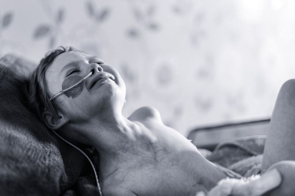 Jessica Whelan, une fille de quatre atteinte de cancer, son père a publié ses photos pour sensibiliser contre cette maladie.