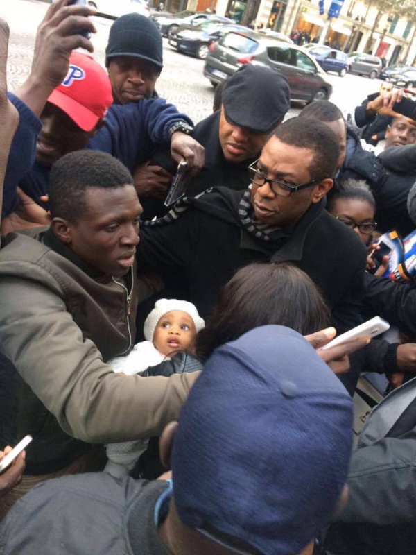 Direct : Youssou Ndour envahi lors de la séance de dédicace de son nouvel album en France. Regardez