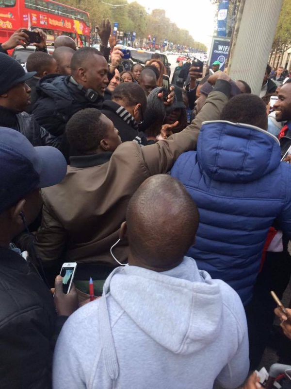 Direct : Youssou Ndour envahi lors de la séance de dédicace de son nouvel album en France. Regardez