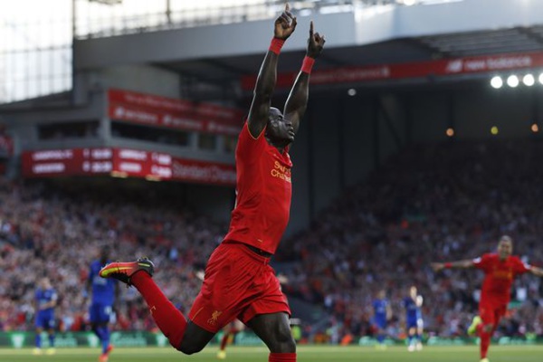 Sadio Mané signe un doublé contre Watford et offre à Liverpool le leadership de la Premier League